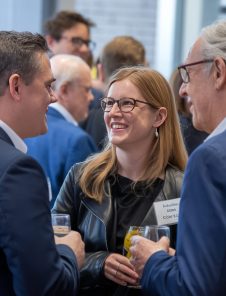 medias-tomas-de-personas-sonrientes-charlando-en-un-evento